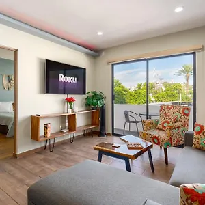 Apartment New & Comfy, 5 Star Area, Walk 2 Beach, Pool, Views, King Bed 