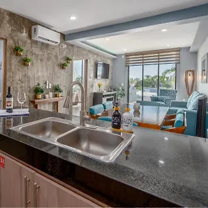 Apartment New & Modern, 5 Star Area, Walk 2 Beach, Pool, Views, King Bed 